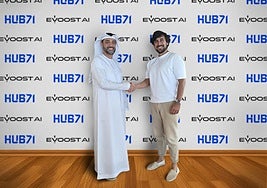 Mohammed Alkhoory, director de marketing de Hub 71, y Cristian G Pastrana, cofundador y CEO de eVoost.