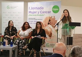 María Jorge (psicooncóloga), Marta García (trabajadora social), Rebeca Escandón (trabajadora social) y Marina Fernández (psicooncóloga), en la mesa redonda sobre aspectos psicosociales después del cáncer.