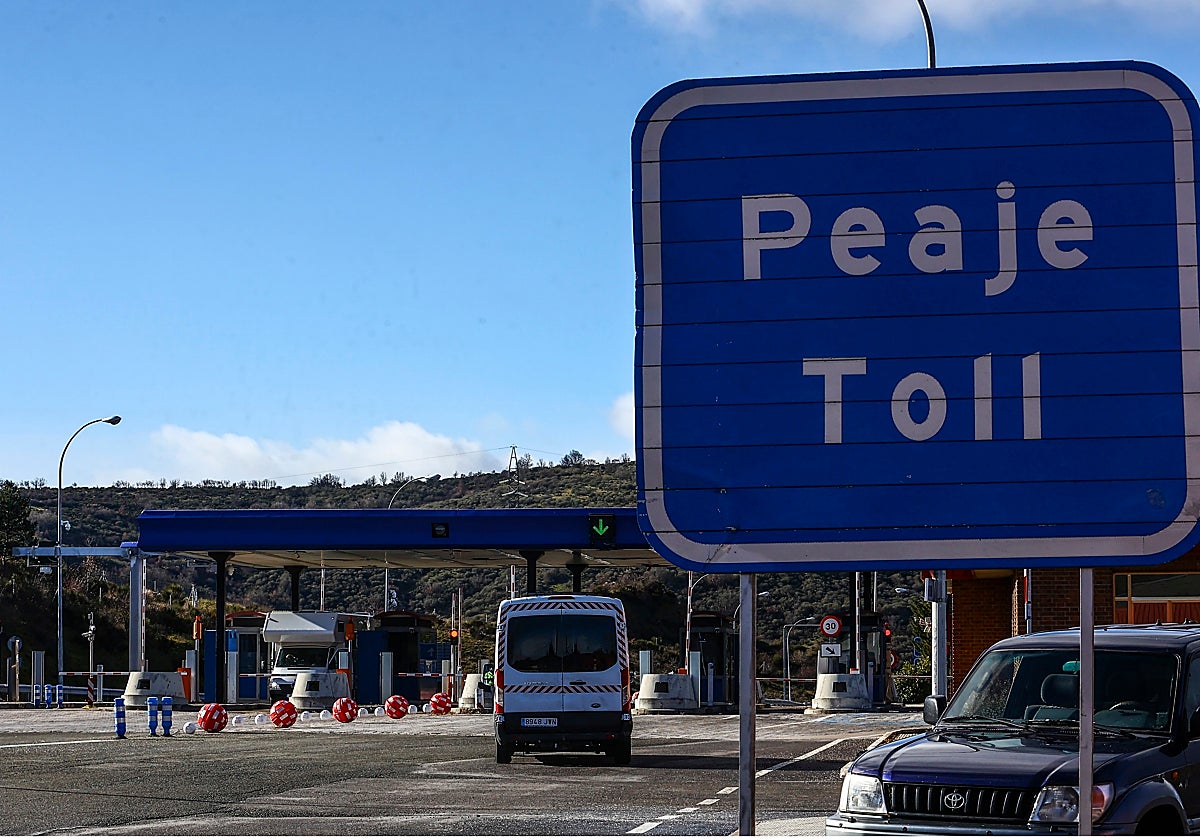 Varios vehículos parados en el peaje de la autopista del Huerna, principal vía de comunicación entre Asturias y la meseta.