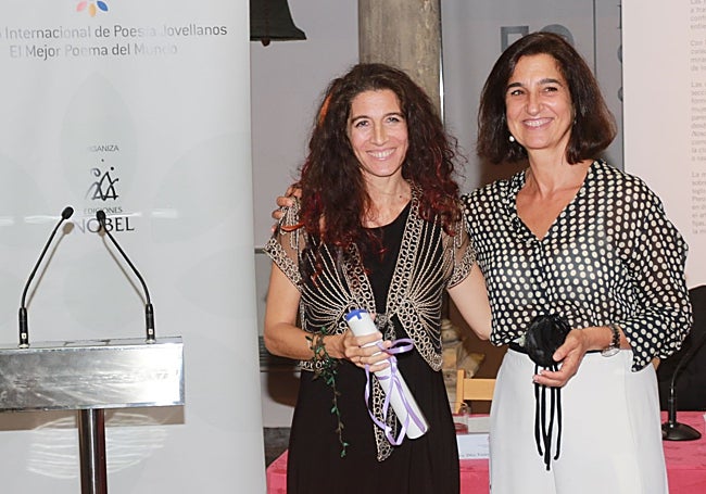 Vanesa Pérez-Sauquillo recibió el Premio de Poesía de manos de Ana de la Calle.