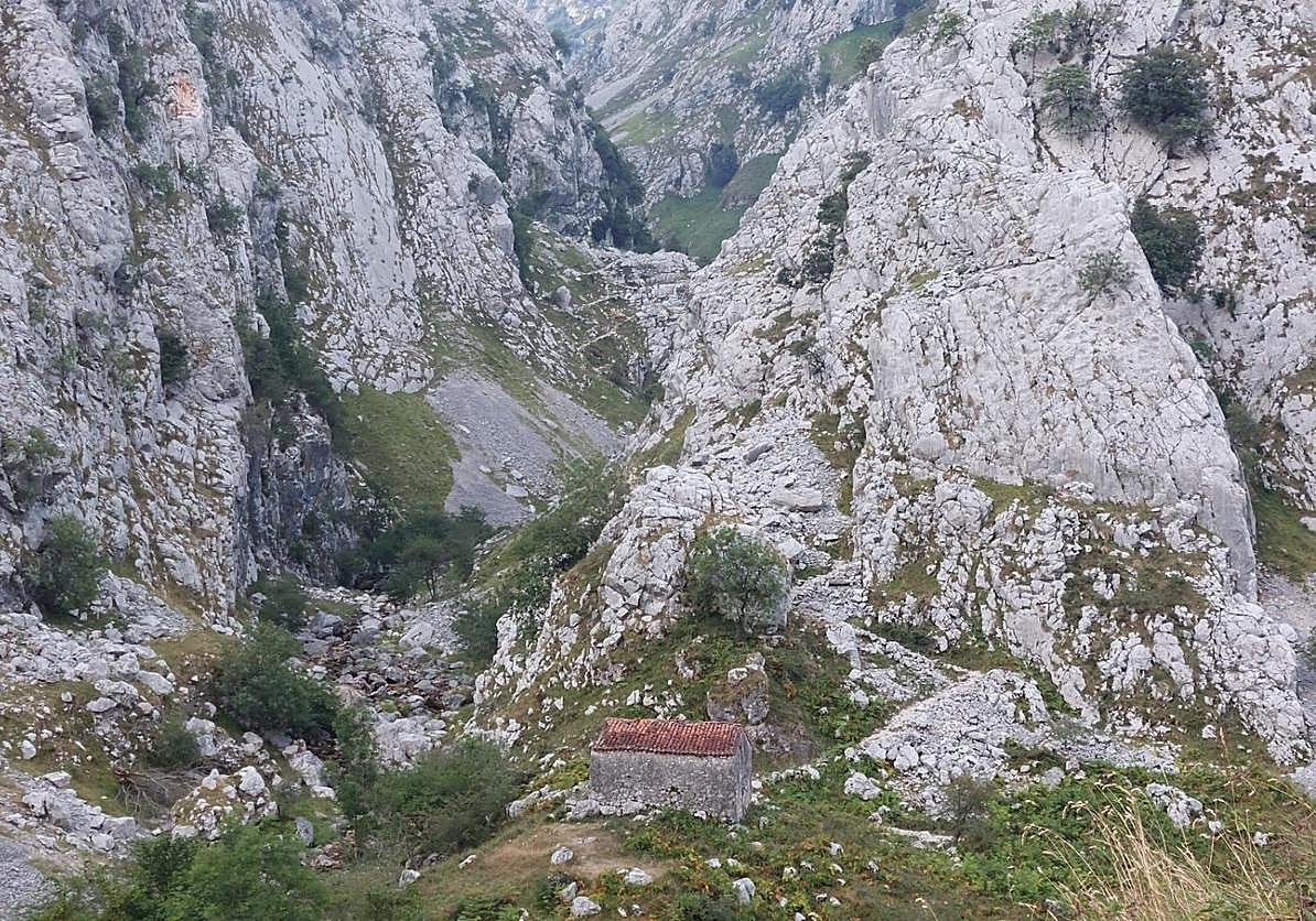 Imagen principal - Primeros pasos: refugio y puente la Jaya e inicio de la canal del Texu. 