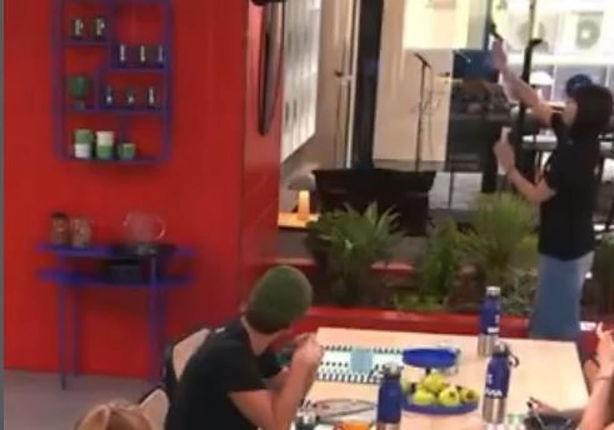 Una de las concursantes señala el reloj analógico mientras trata de descifrar qué hora es.