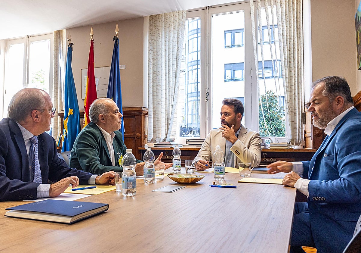 Reunión de la Cámara de Coomercio de Oviedo, con su presidente Carlos Paniceres (a la derecha) al frente, con el grupo parlamentario del PP, liderado por su presidente, Álvaro Queipo.
