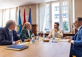 Reunión de la Cámara de Coomercio de Oviedo, con su presidente Carlos Paniceres (a la derecha) al frente, con el grupo parlamentario del PP, liderado por su presidente, Álvaro Queipo.
