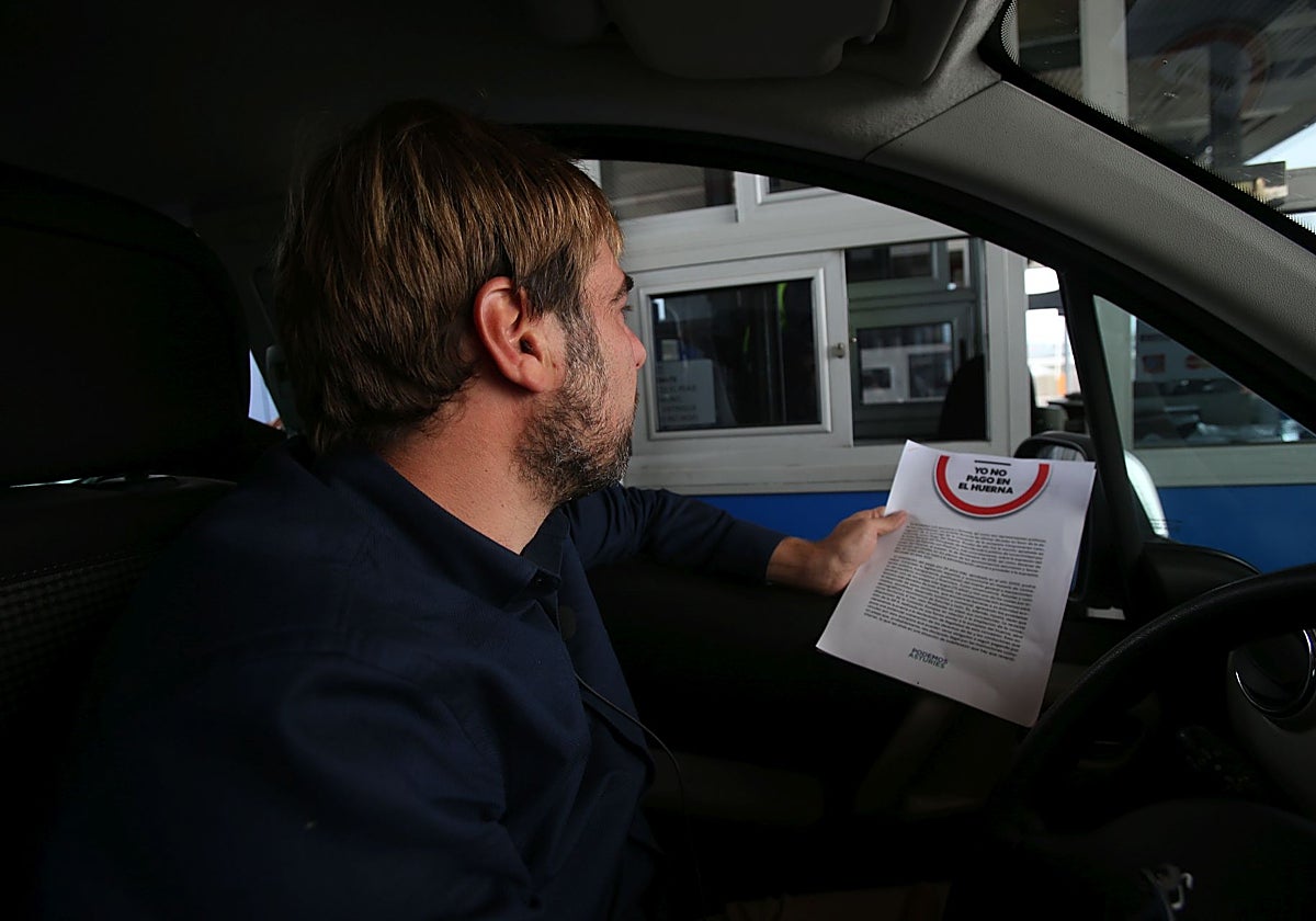 Daniel Ripa, en el peaje del Huerna.