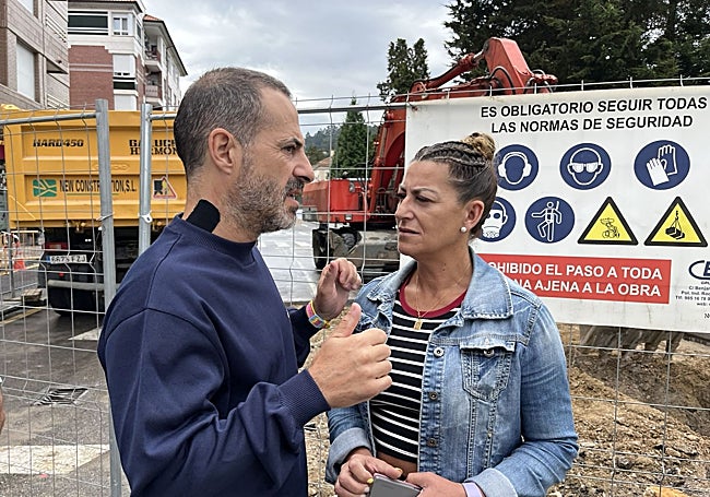 El alcalde Ángel García conversa con la portavoz de IU, Tere Álvarez.
