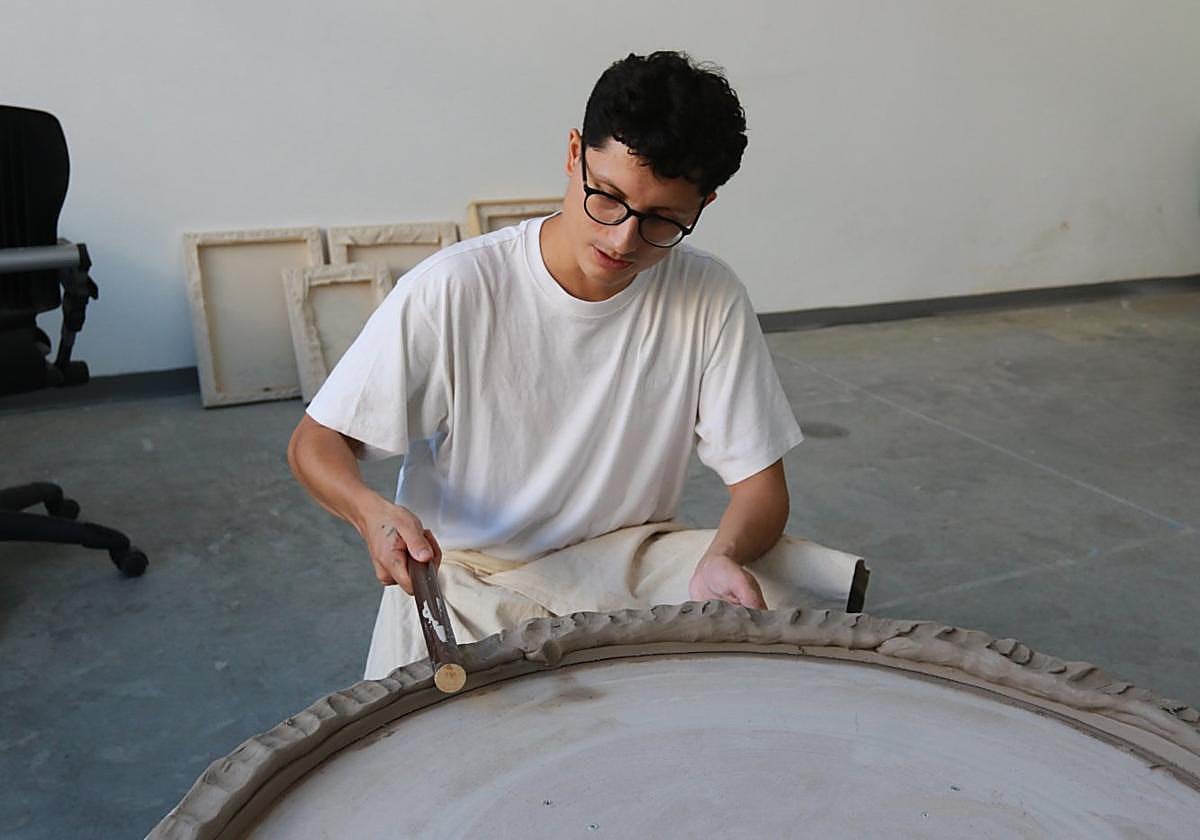 El artista trabaja con la cerámica en su estudio en Laboral Centro de Arte.