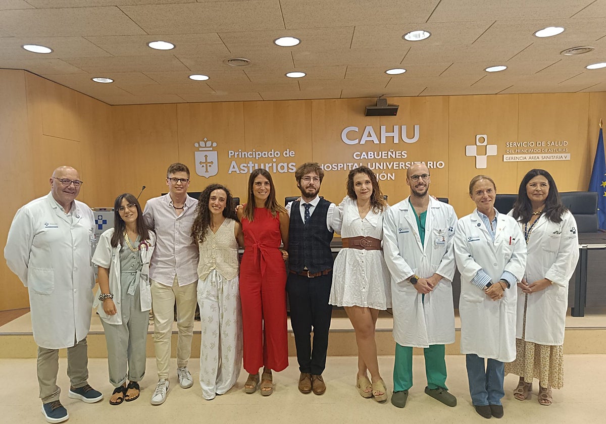 Arturo Martínez, jefe de estudios del Hospital Universitario de Cabueñes; los nuevos especialistas: Sara Rodríguez, Diego López, Ariadna Tobarra, Teresa Ballarín, Julián Cabría, Patricia Zamora y Carlos Zamora; la gerente del Área V, María Luisa Sánchez, y la directora del Hospital de Cabueñes, Isabel González Fouces.