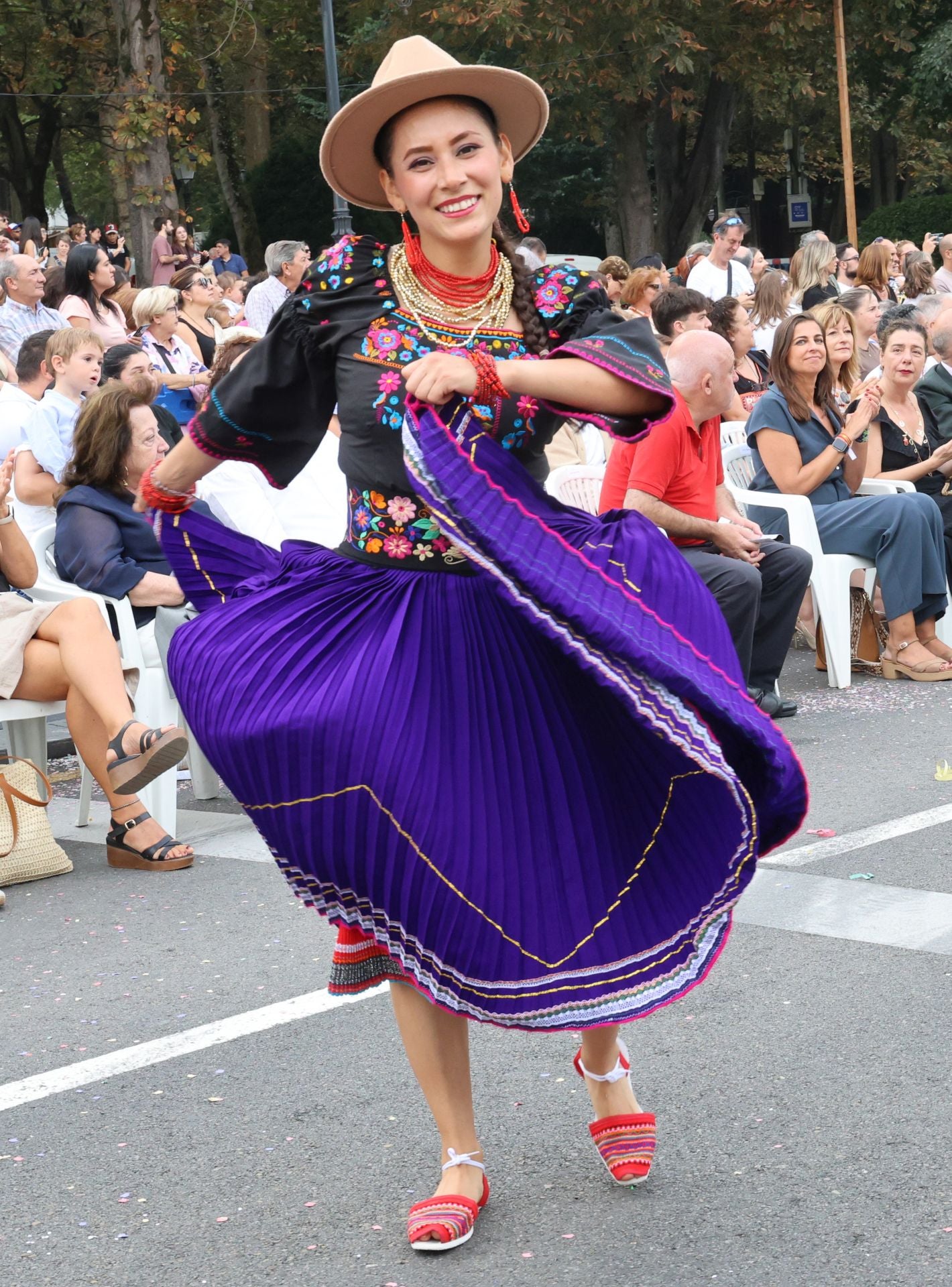 El desfile del Día de América en Asturias 2025, en imágenes