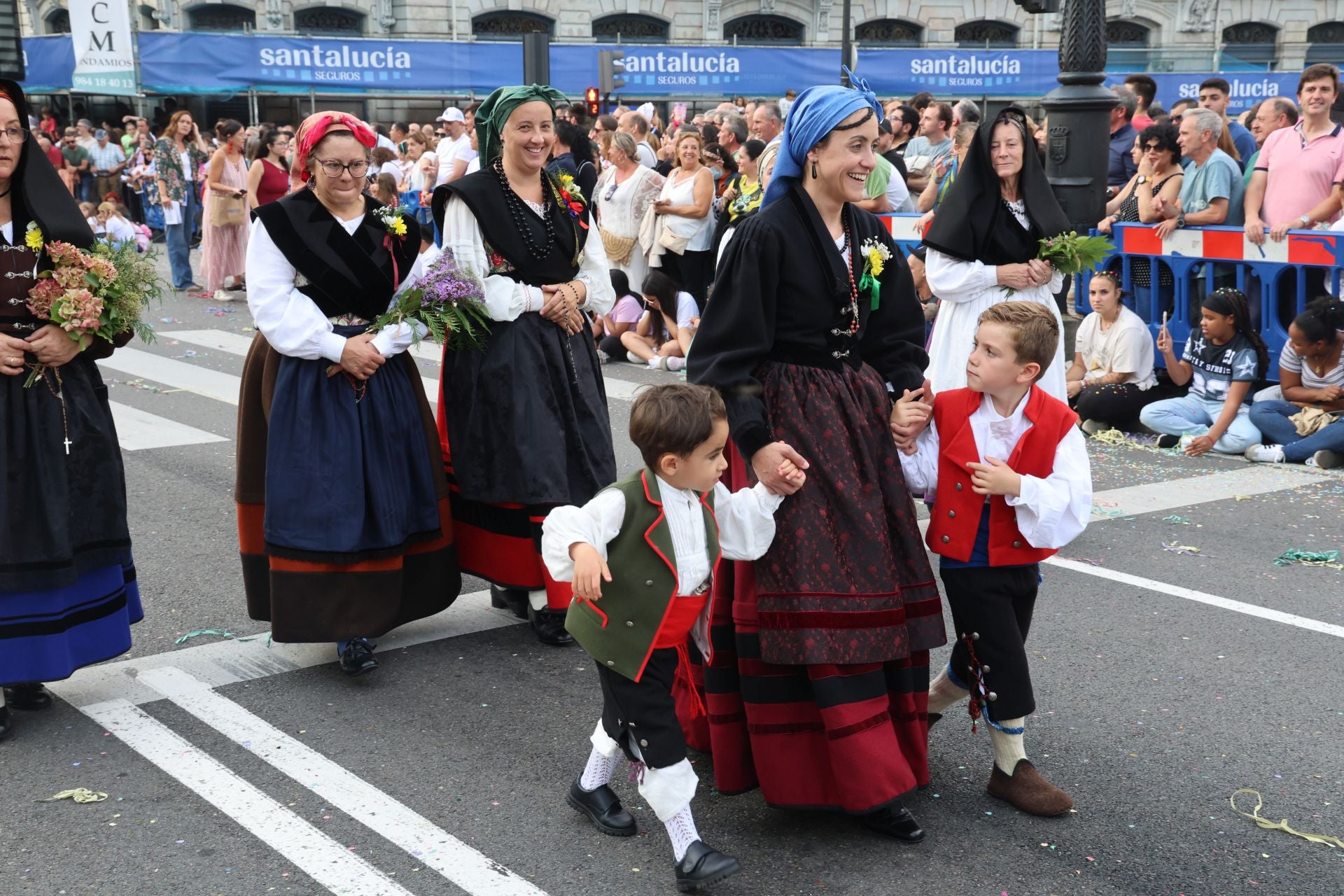 El desfile del Día de América en Asturias 2025, en imágenes