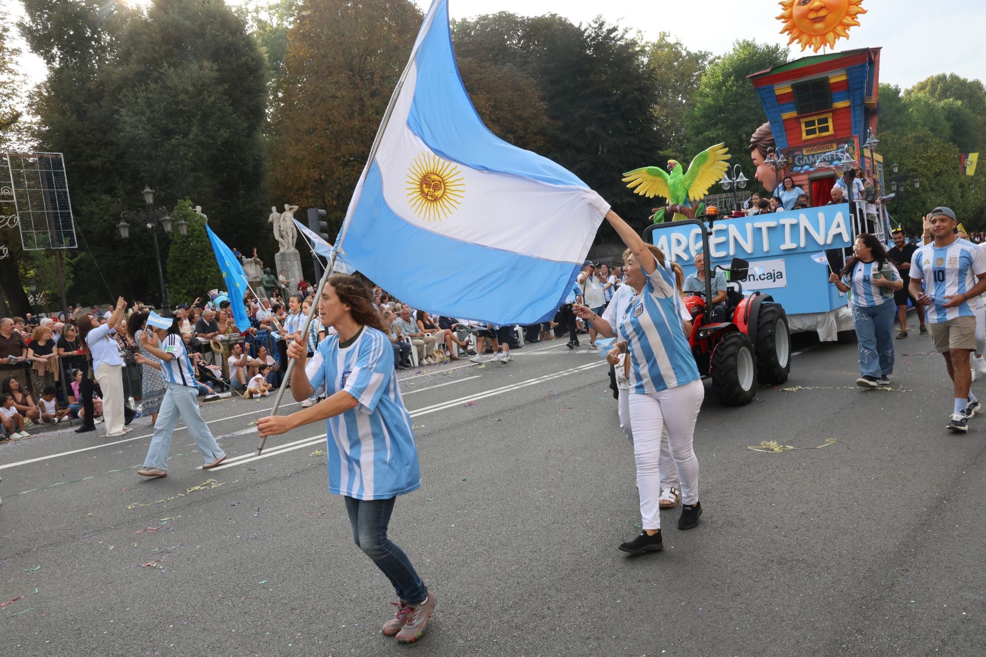 El desfile del Día de América en Asturias 2025, en imágenes