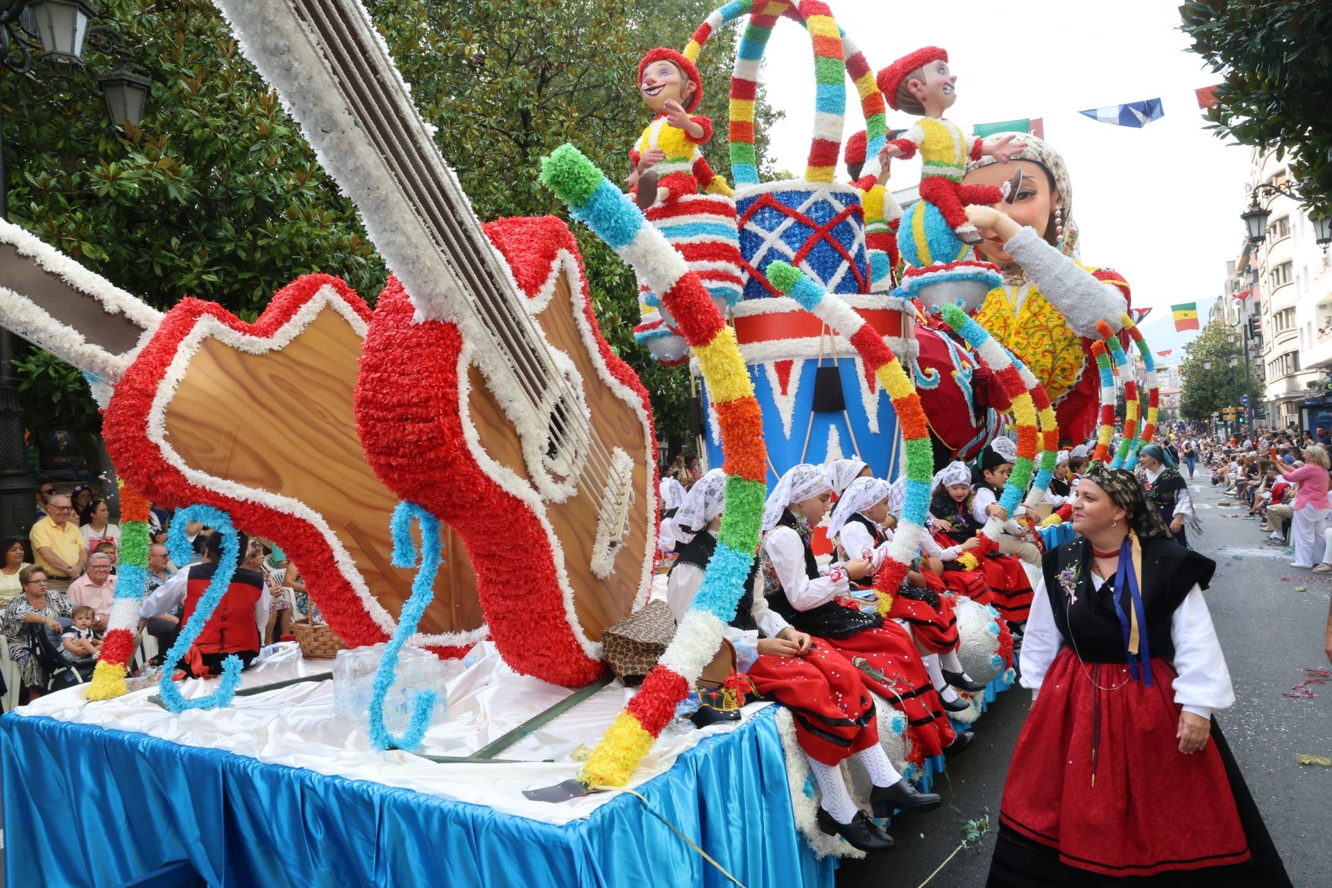 El desfile del Día de América en Asturias 2025, en imágenes
