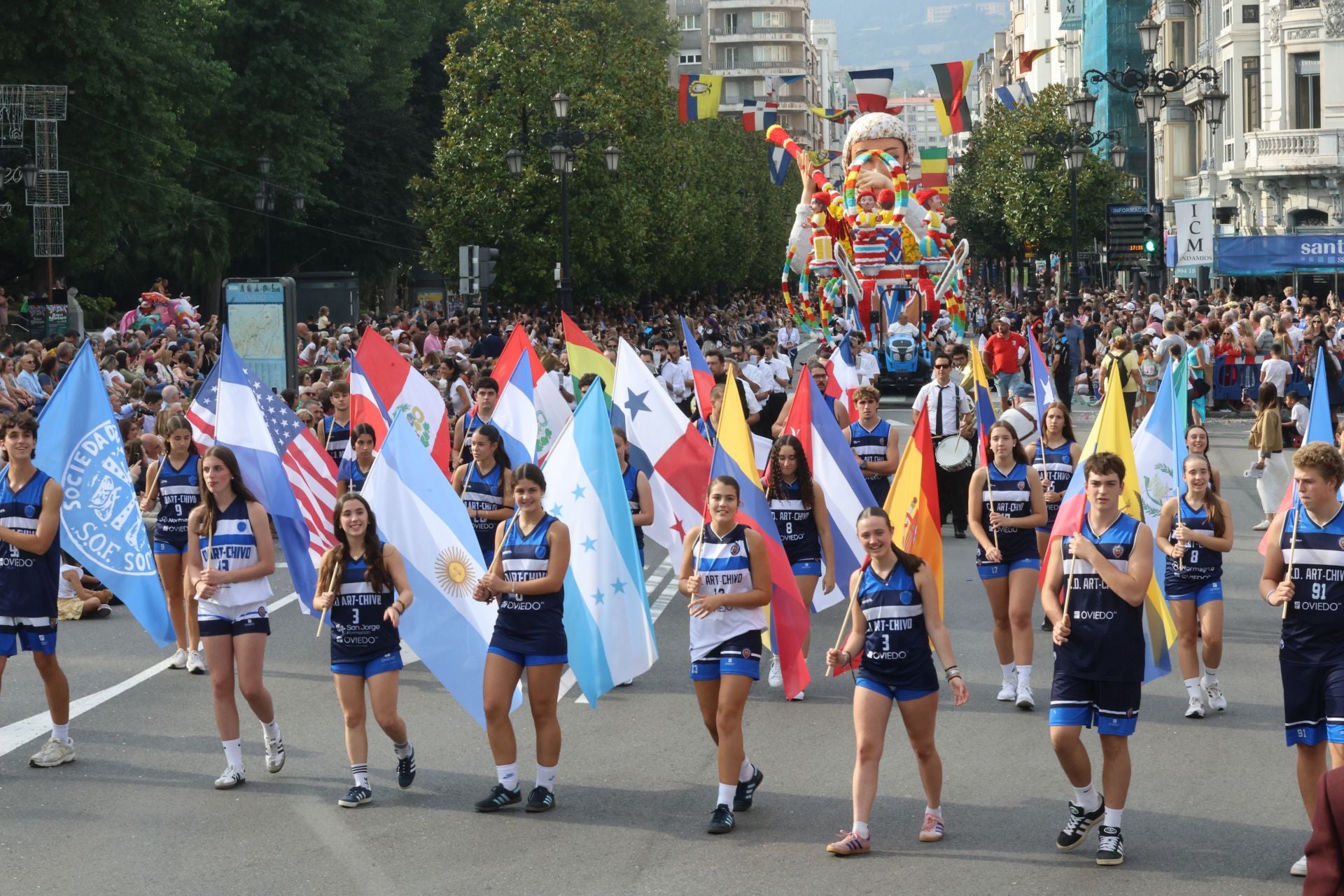 El desfile del Día de América en Asturias 2025, en imágenes