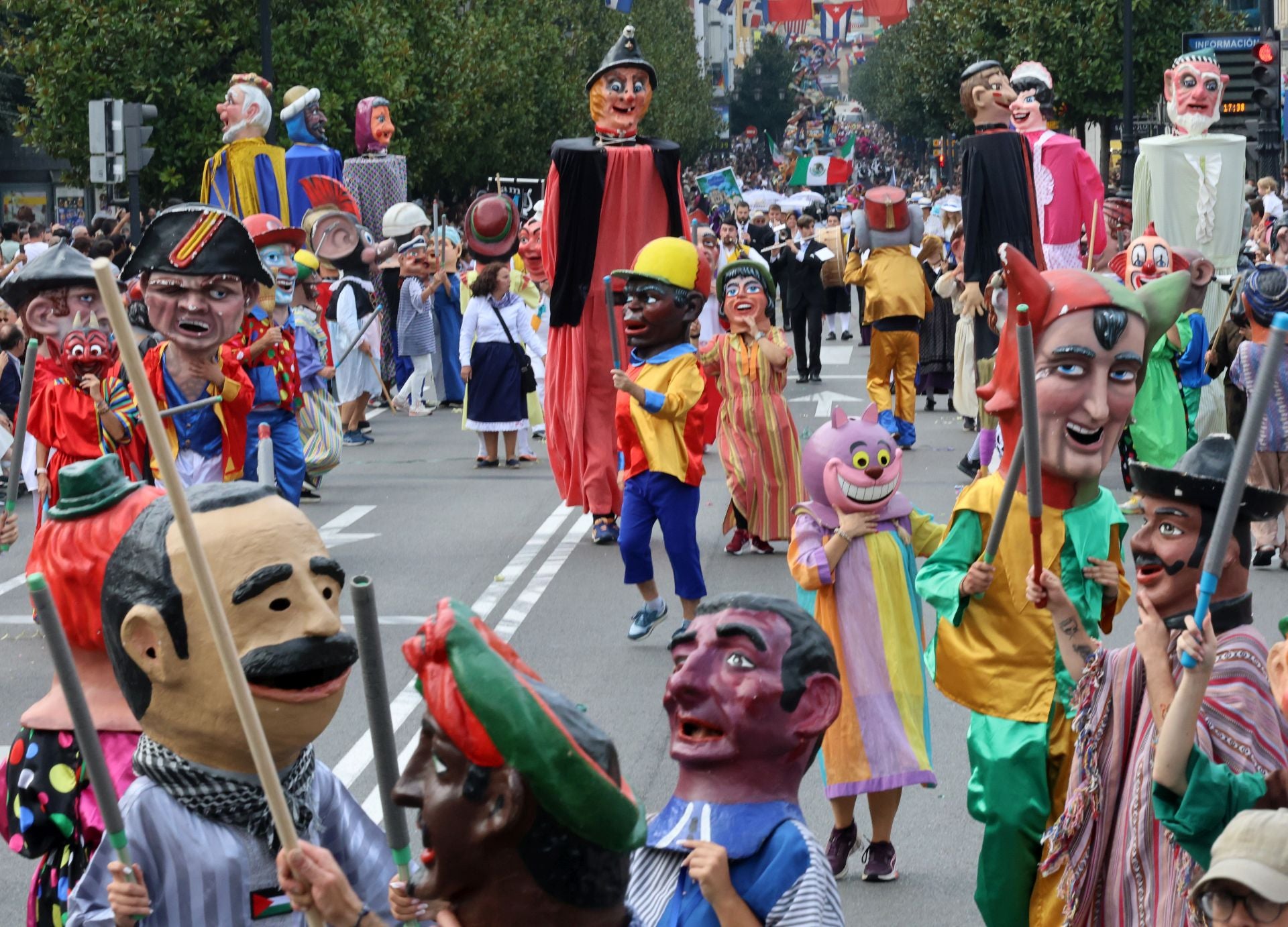 El desfile del Día de América en Asturias 2025, en imágenes