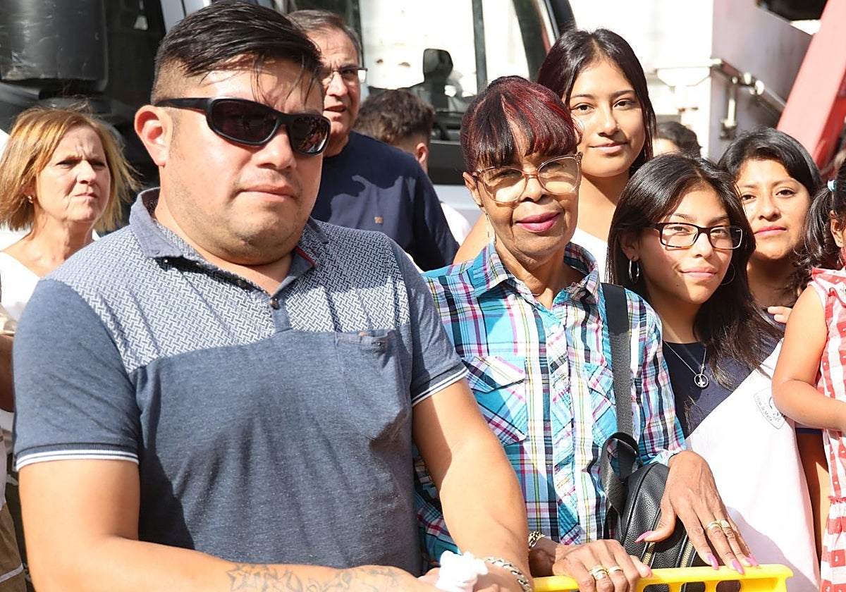 Una familia de Ecuador, en primera fila para ver el desfile.
