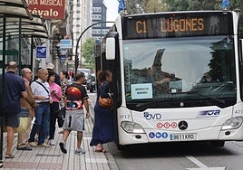 Usuarios de TUA acceden este viernes a uno de los autobuses de servicios mínimos.