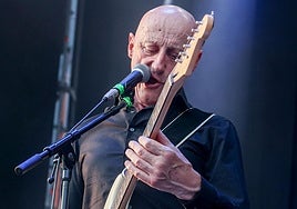 Jorge Martínez, de Ilegales, en pleno concierto.
