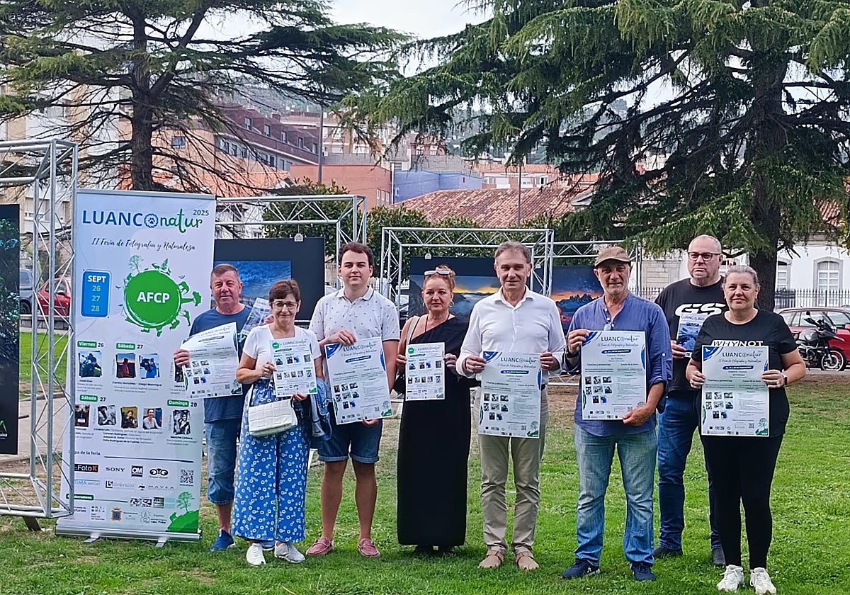 Presentación de Luanconatur con representantes del Ayuntamiento de Gozón y de la Agrupación Fotográfica Cabo Peñas