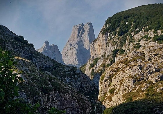 Visitar Bulnes no es sólo disfrutar de un pueblo único en un lugar único; también es un sitio perfecto para admirar el picu Urriellu.