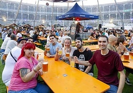 Un grupo de jóvenes disfruta del Oktoberfest, con un animado ambiente, en la plaza de toros.