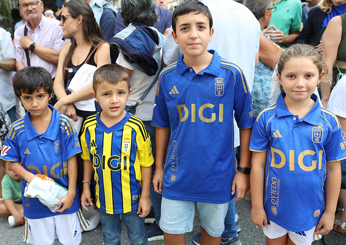 Imagen secundaria 1 - De Valdesoto, Oviedo y Colombia; todos querían seguir el desfile.
