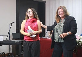 Irene García-Pumarino Arias recibe el diploma del premio Aurelio Menéndez-Mercedes García Quintana de manos de la directora del IES Jovellanos, Idoya Martínez, en el salón de actos del centro.