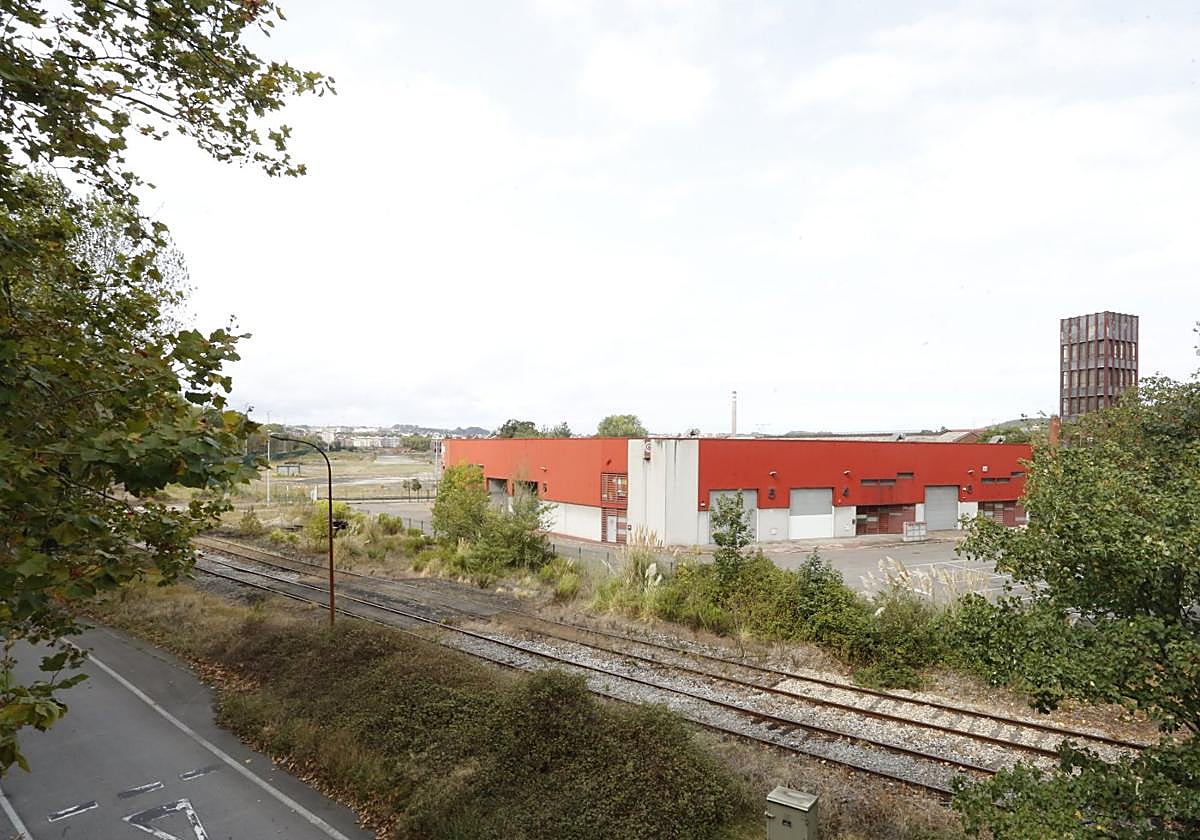 El vivero de empresas de la Cámara de Comercio perderá parte de su aparcamiento para integrarse dentro de los viales del nuevo polígono de baterías de cok.