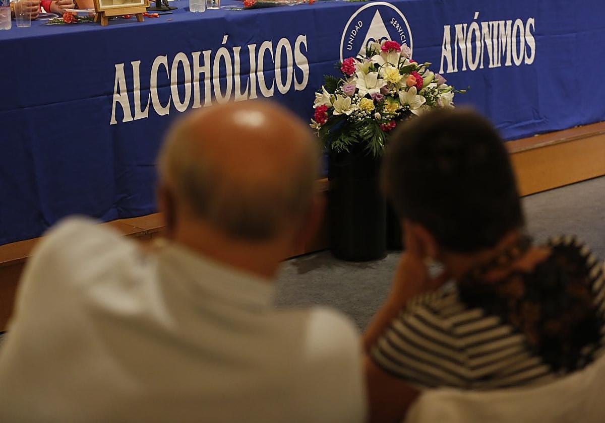 El Palacio de Valdecarzana acogió el encuentro de celebración de Alcohólicos Anónimos.