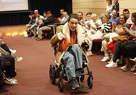 Música y aplausos animaron a las modelos.