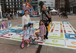Una familia disfruta de las actividades instaladas en en el Náutico con motivo del primer fin de semana de la movilidad.