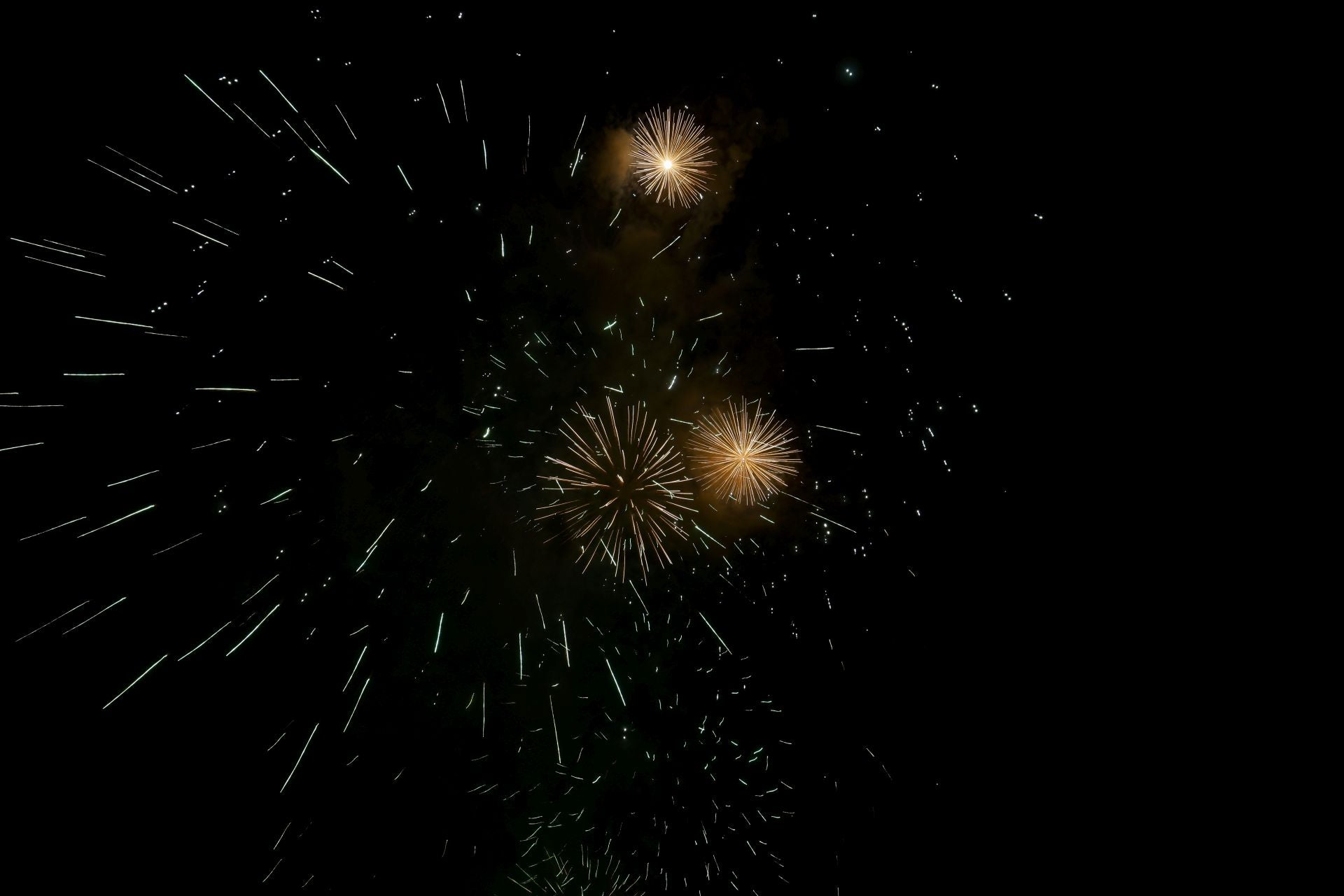 Oviedo estalla en su gran noche de fuegos artificiales