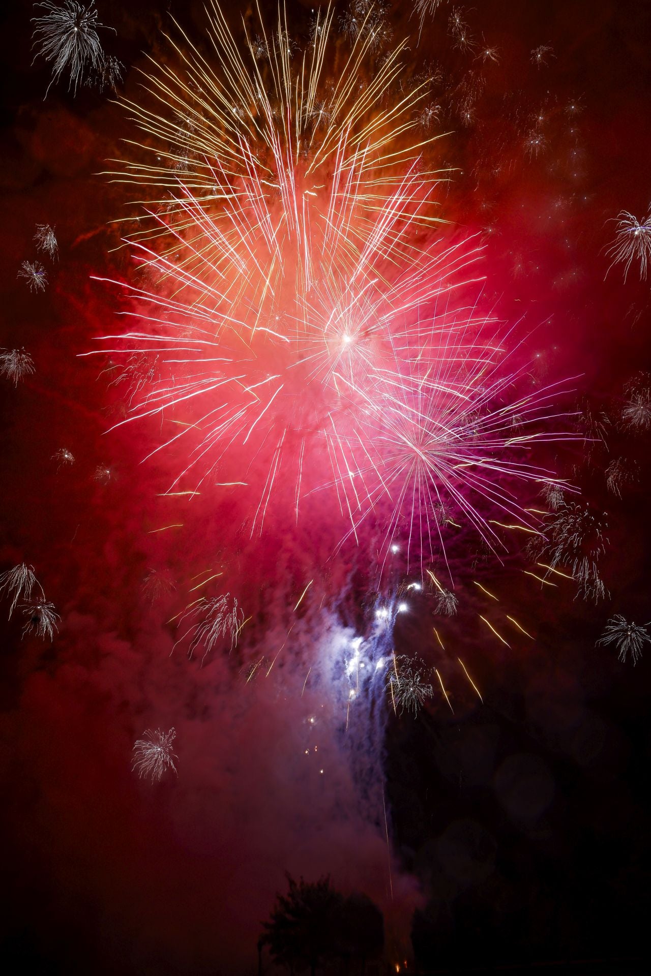 Oviedo estalla en su gran noche de fuegos artificiales