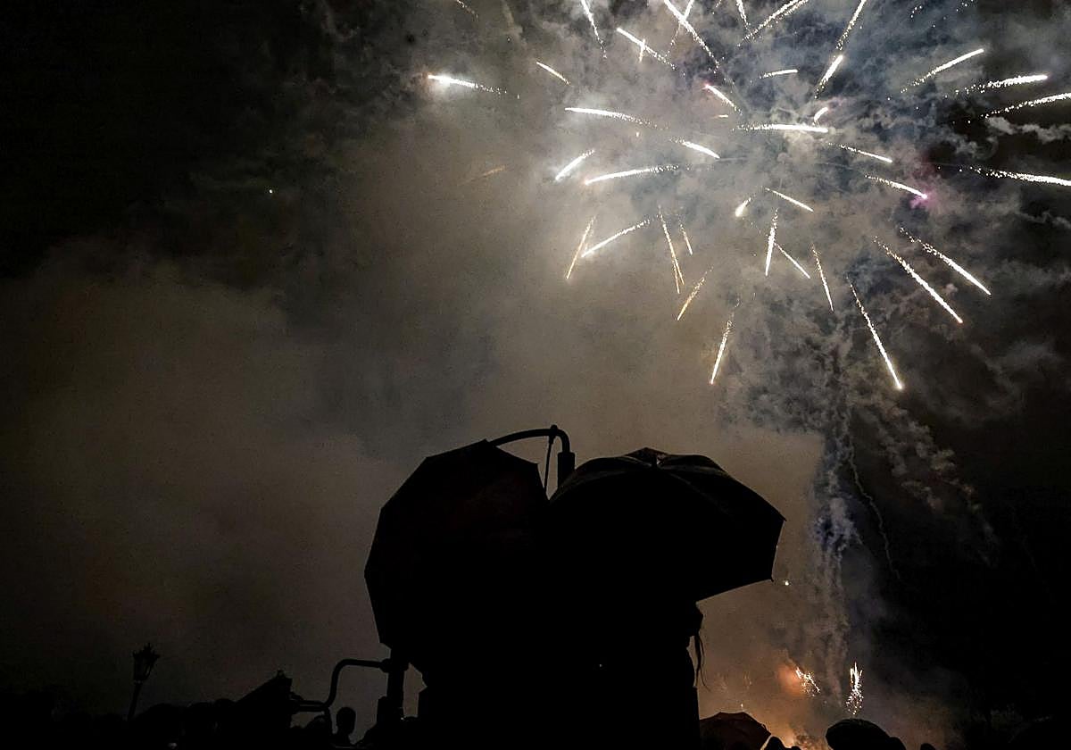 Oviedo estalla en su gran noche de fuegos artificiales