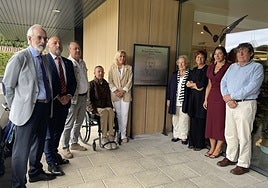 Familiares de Luis Torres, autoridades y personal de la Asociación Gijonesa de Caridad, con la placa.
