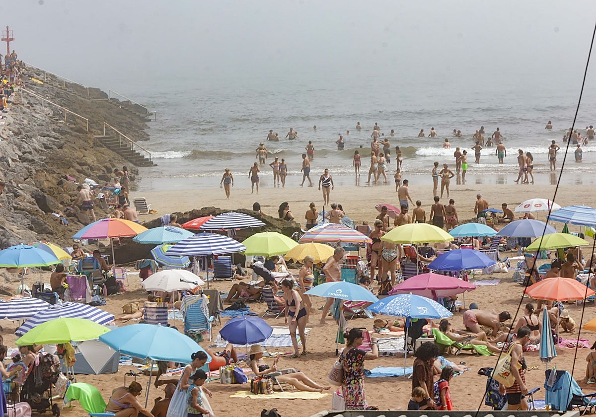 Amplia asistencia en la playa de Palmera, Candás.