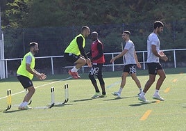 Varios jugadores del Real Avilés realizan ejercicios durante un entrenamiento de la semana, con el recuperado Julio a la derecha.