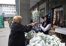 El reparto del bollo, el año pasado en Oviedo.