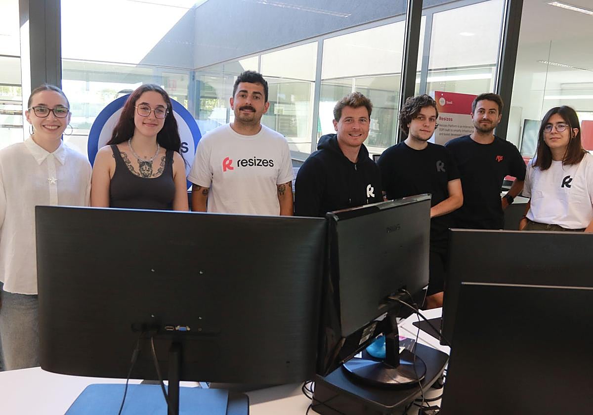 Por la izquierda, Lucía López, María García, Guillermo Vigil, Roberto Junquera, Gonzalo Suárez, Wenceslao Martínez y Darío Gutiérrez, en la sede de la empresa, el espacio coworking del edificio Impulsa del Parque Científico Tecnológico de Gijón.