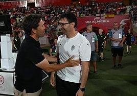 Garitano recibe el saludo de Rubi antes del pitido inicial.