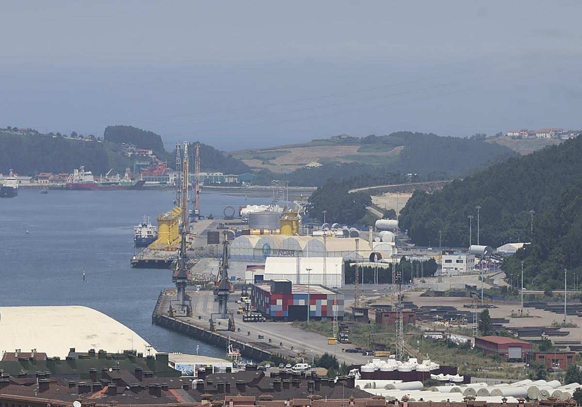 La margen derecha de la ría concentra buena parte de la actividad industrial de Avilés.