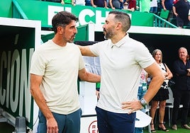 Paunovic conversa con Eder Sarabia antes del inicio del choque.