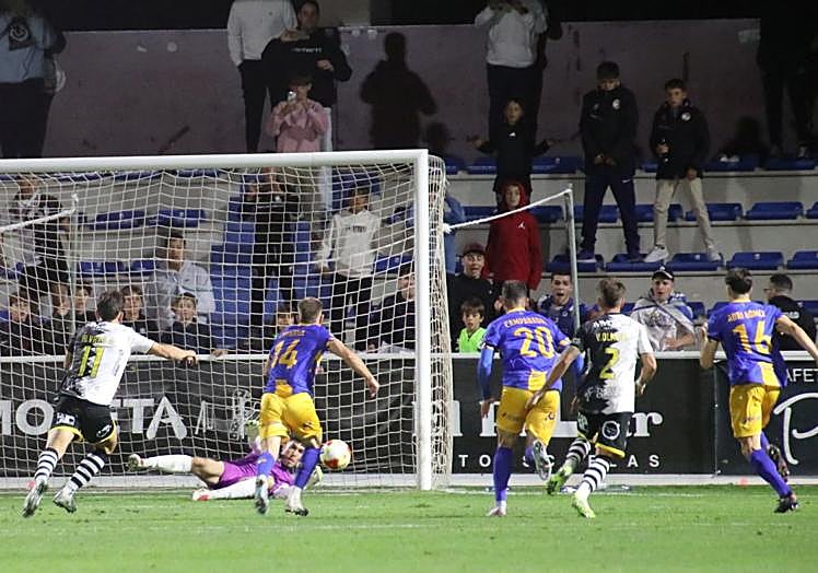 Álvaro detiene el primer penalti, repetido pore invasión de área de Cayarga y Adri Gómez.