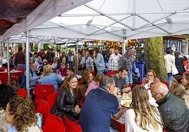 Los ovetenses celebrando San Mateo a resguardo de la lluvia en el Campo San Francisco.