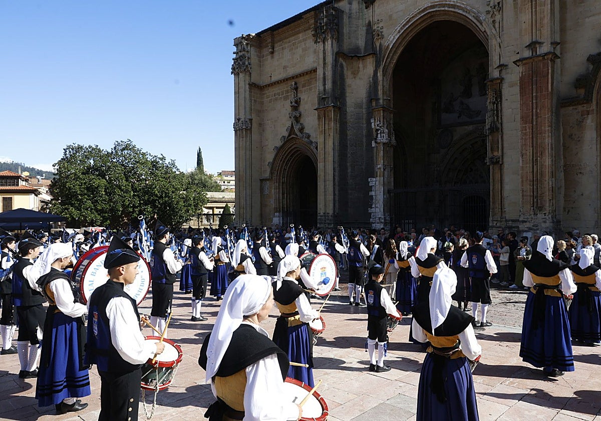 La Banda de Gaitas Ciudad de Oviedo, ante la Catedral, este mediodía.