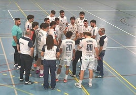 Jugadores y técnicos del Horizonte Atlética, durante un tiempo muerto.