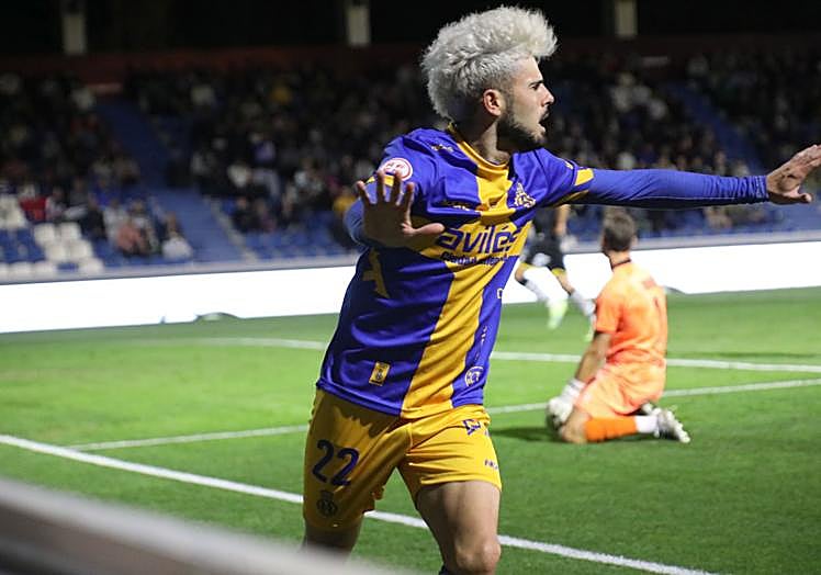 Isi Ros celebra su segundo gol de la noche, que ponía el 0-2 en el marcador.
