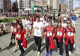 El exjugador del Sporting 'Cote' y las jugadoras del Telecable Hockey Club encabezan la primera marcha 'Gijón respira' en el fin de semana de la movilidad vecinal.
