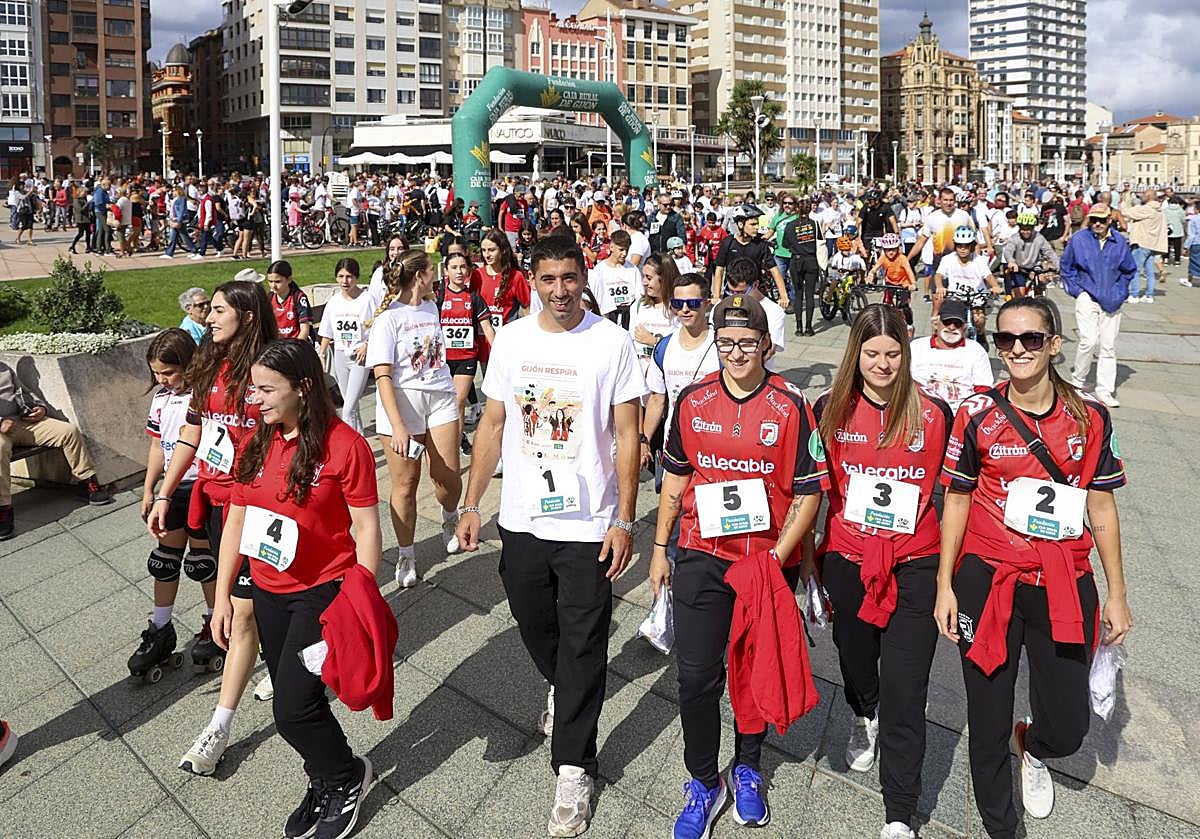 El exjugador del Sporting 'Cote' y las jugadoras del Telecable Hockey Club encabezan la primera marcha 'Gijón respira' en el fin de semana de la movilidad vecinal.