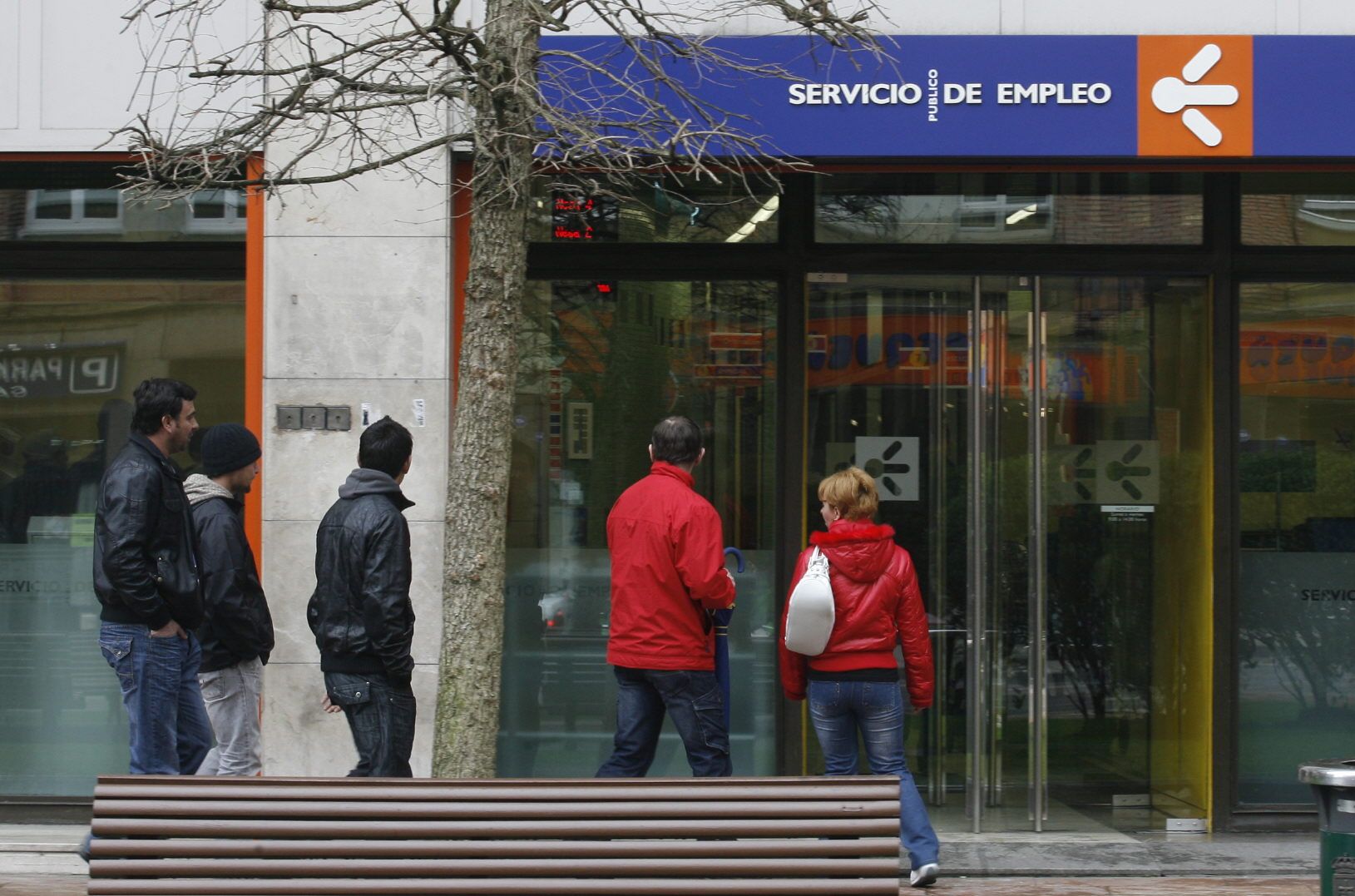 Varios ciudadanos esperan la apertura de una oficina del Servicio de Empleo.