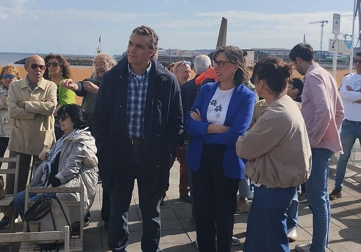 El director del Puerto, José Luis Barettino; la presidenta, Nieves Roqueñí, y Begoña Collado, directora general de Memoria Democrática del Gobierno asturiano.
